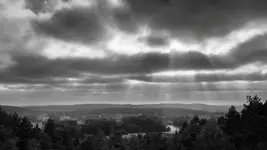 GDY NIEBO ODDYCHA ŚWIATŁEM