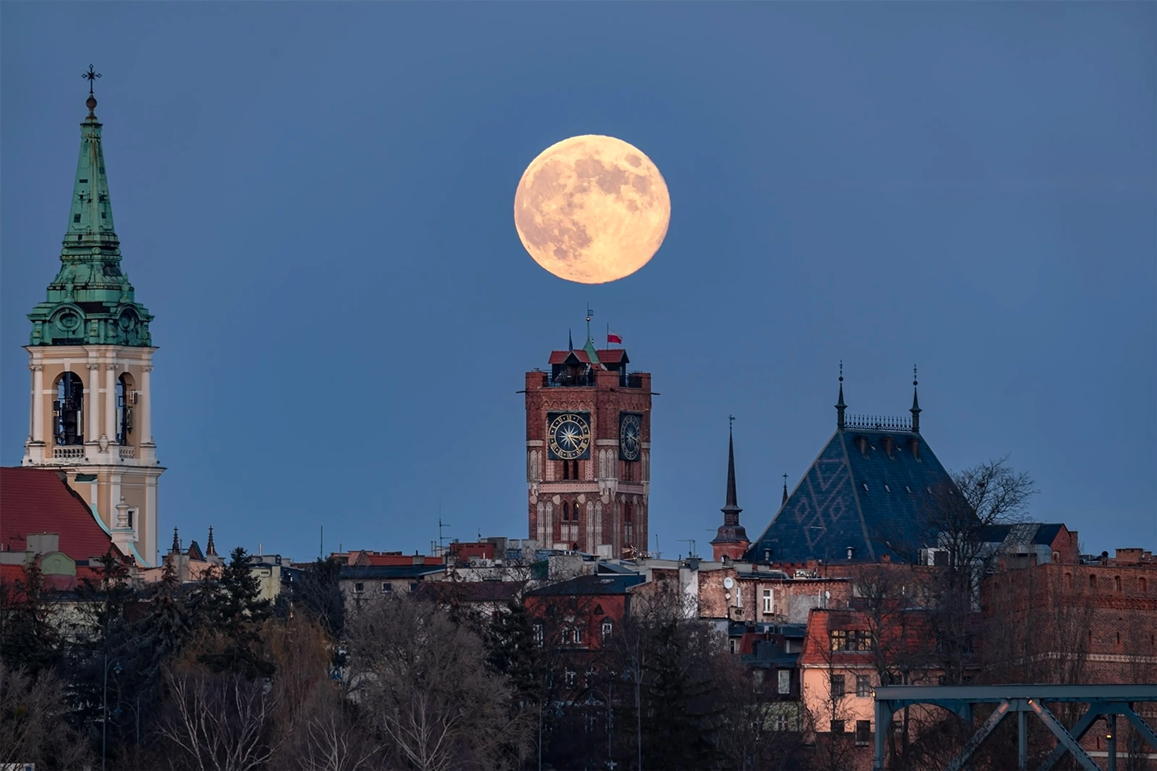Grudniowa pełnia nad Toruniem