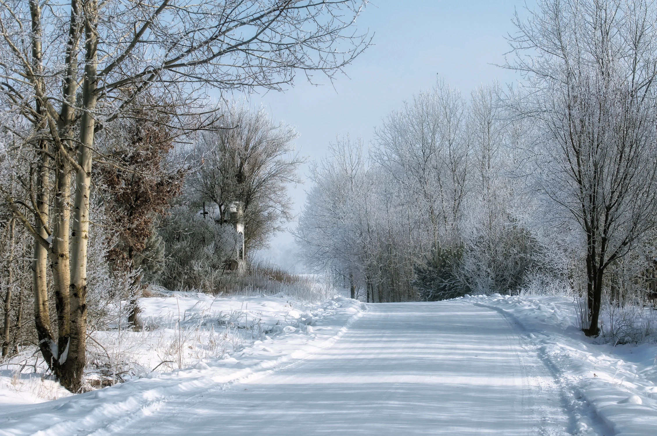 Droga obok kapliczki