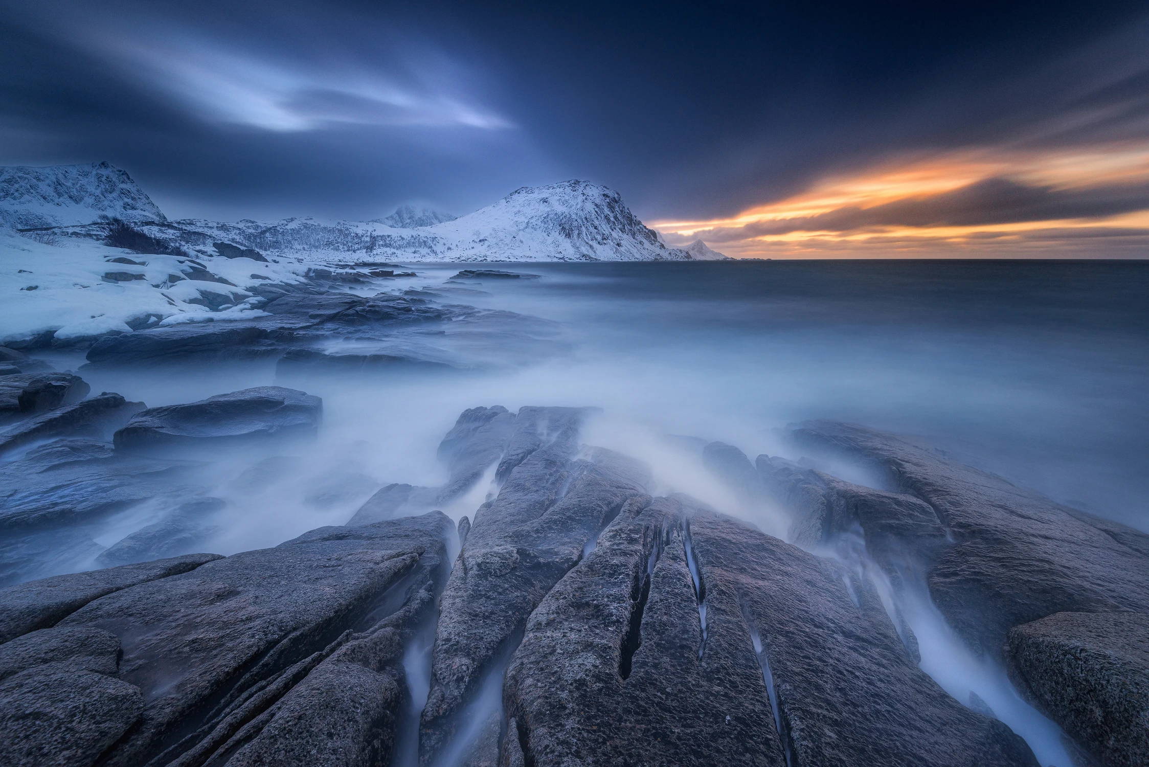 "ZANIM NOC ZAMKNIE HORYZONT"