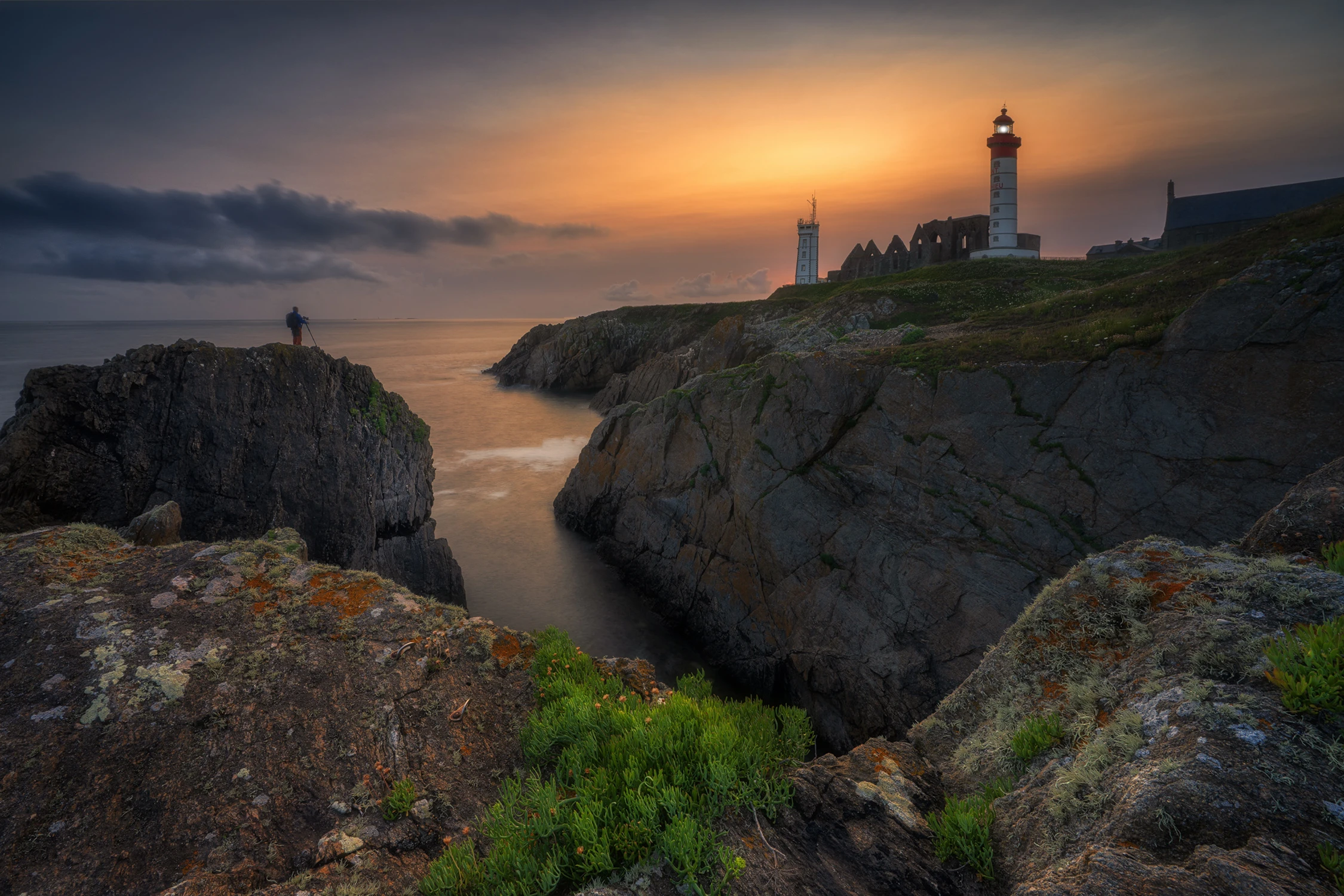 "NA KRAWĘDZI ŚWIATŁA"