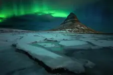 "GDZIE NIEBO SPOTYKA CISZĘ"