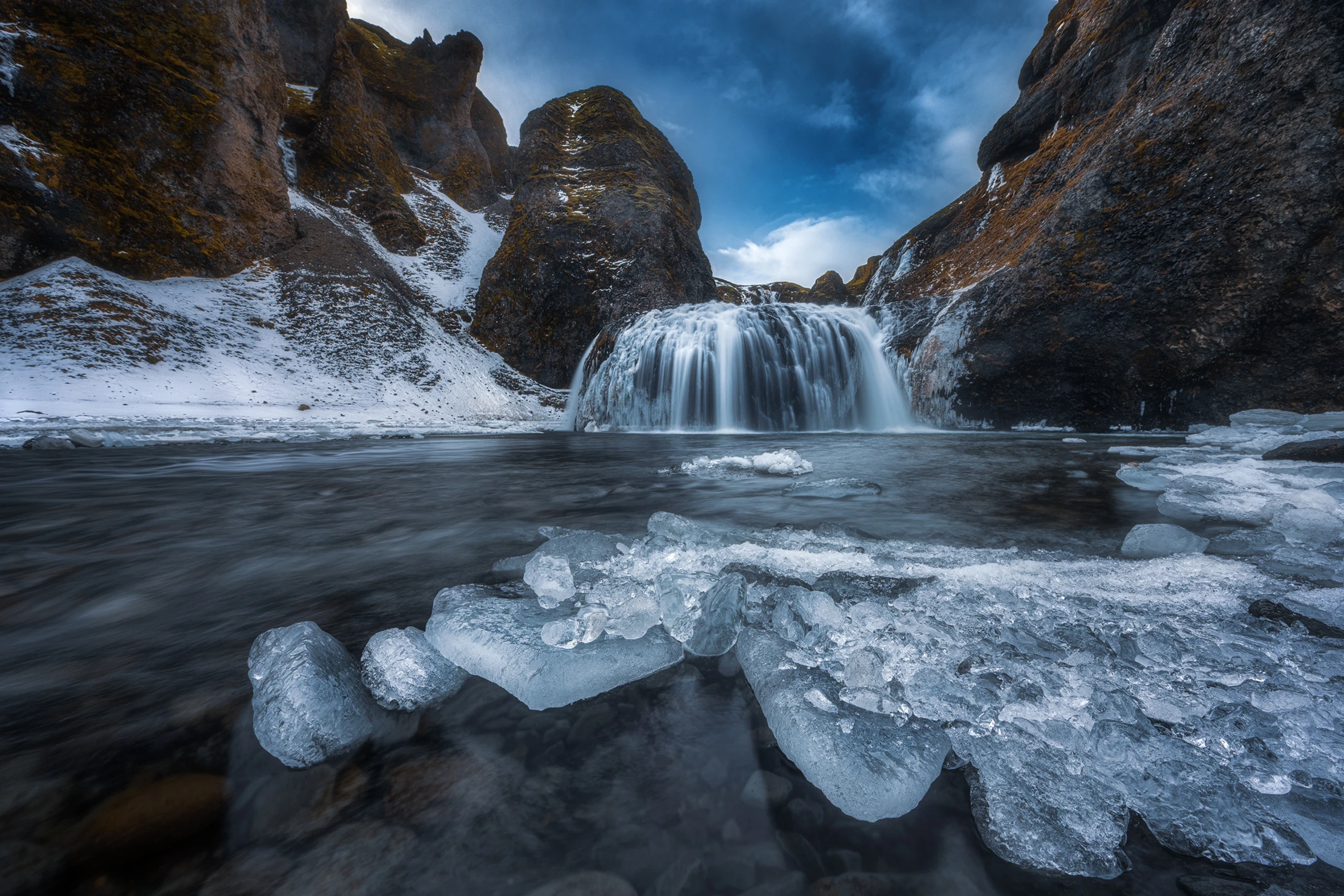 „ODGŁOSY ZIMOWEGO WODOSPADU”