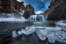 „ODGŁOSY ZIMOWEGO WODOSPADU”