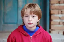 Dziewczynka w czerwonej bluzie