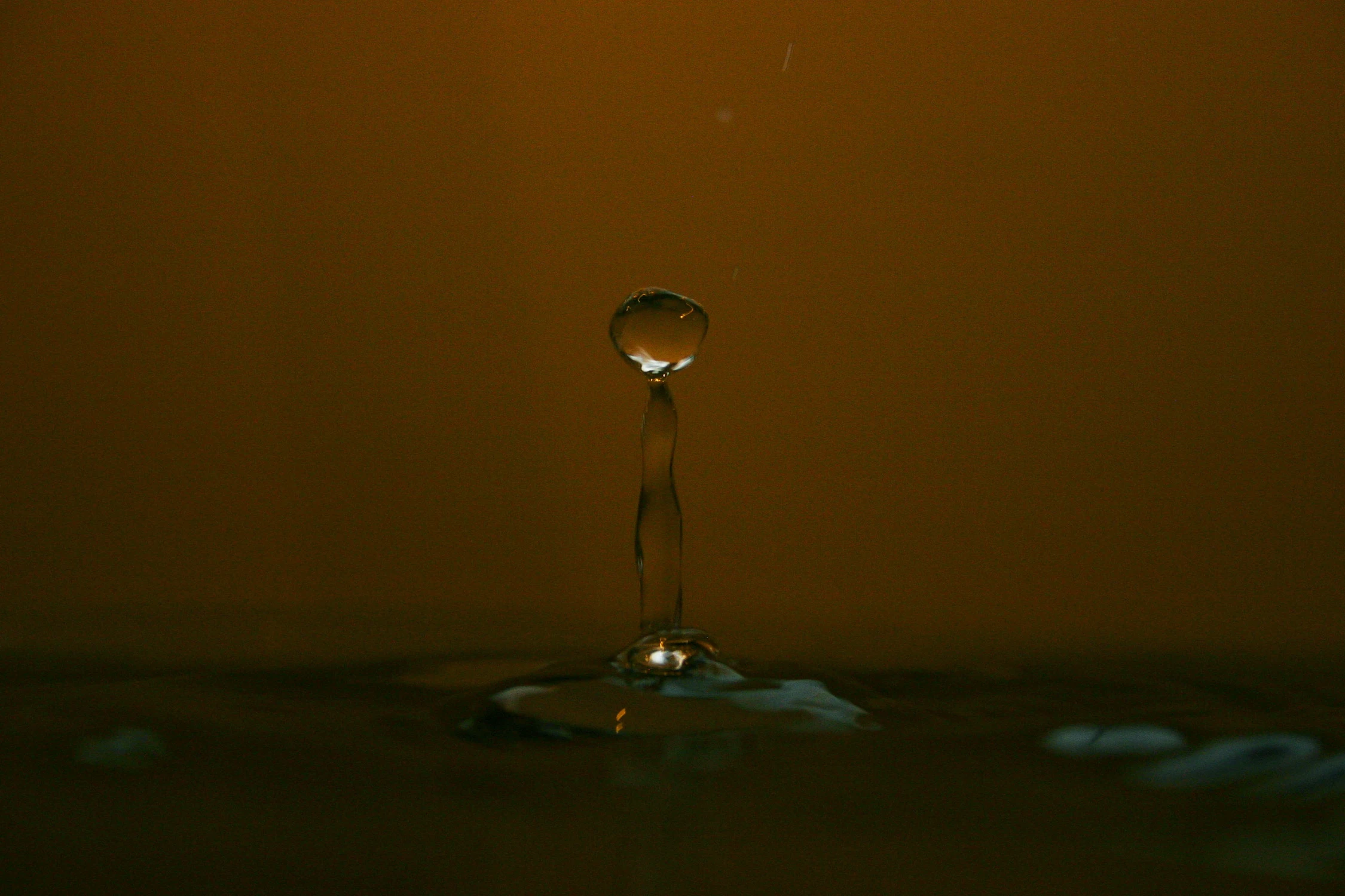 odbicie kropli  od tafli wody