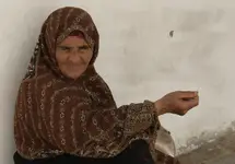 Kobieta w brązowej chuście