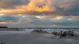 Na plaży w Ustce o zmierzchu, zimową porą...