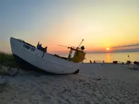 Kuter rybacki na plaży w Dąbkach