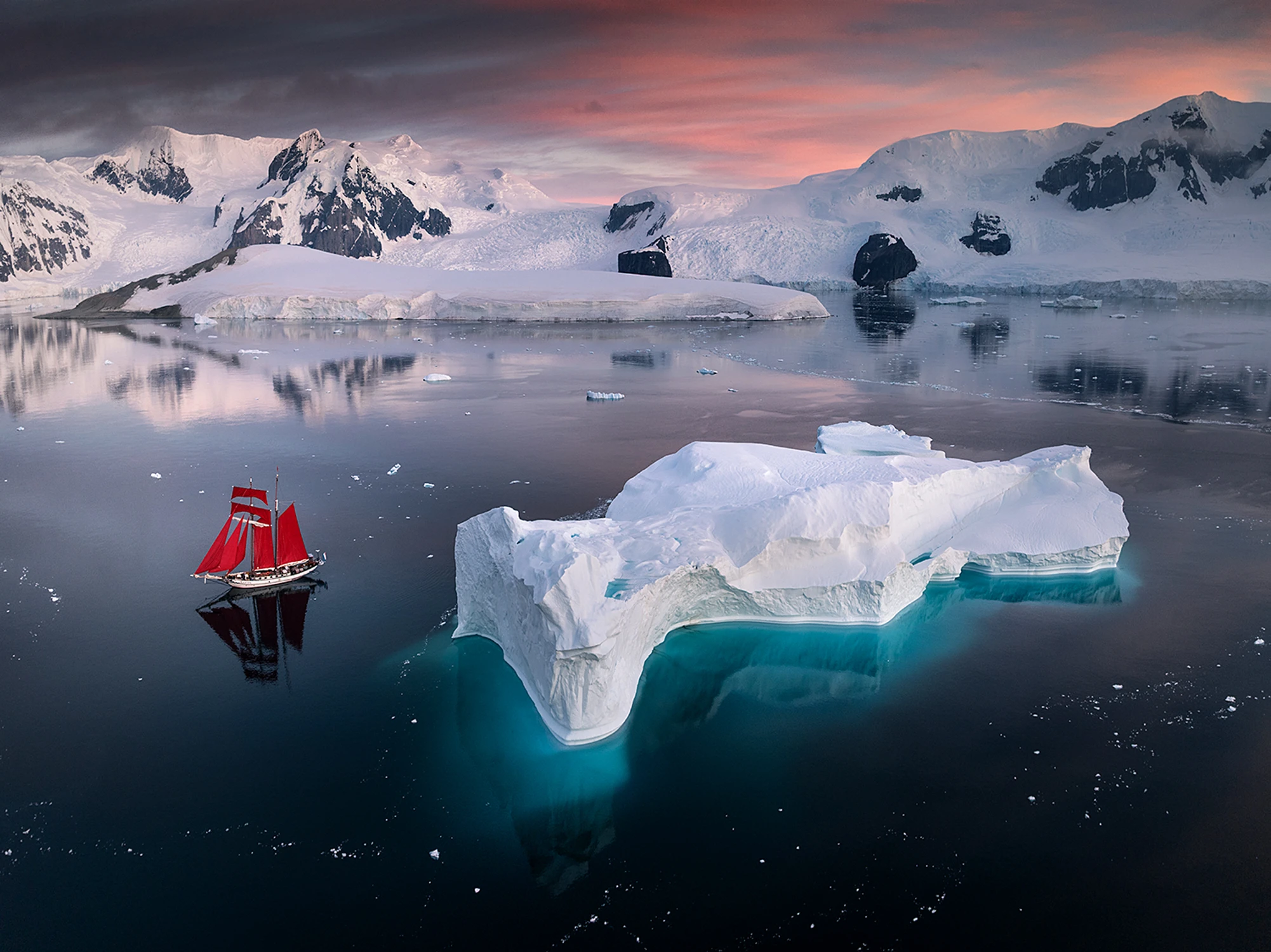 Jacht Tolkien i góra lodowa