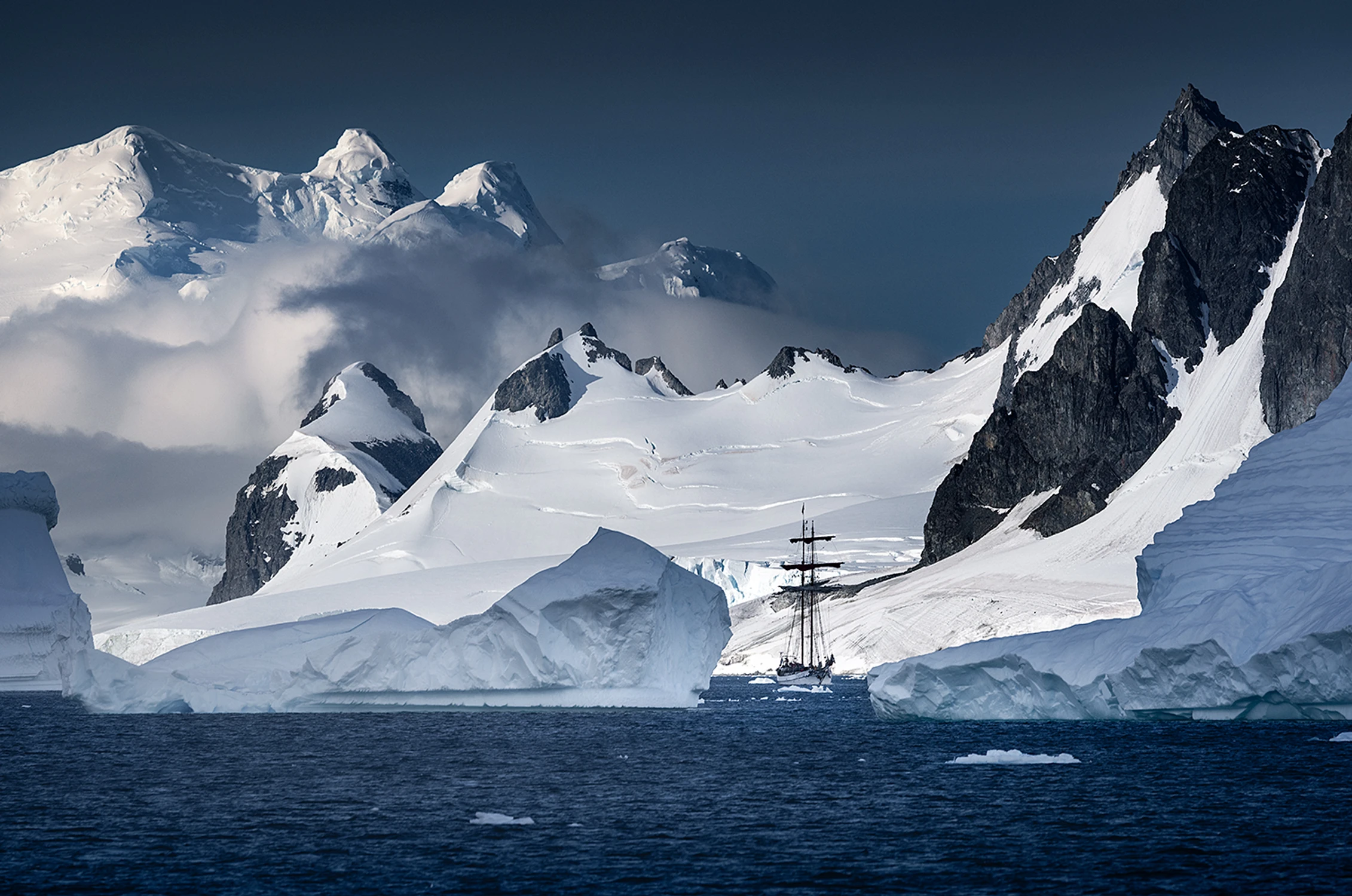 Jacht Tolkien w Cieśninie Gerlache