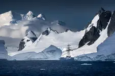 Jacht Tolkien w Cieśninie Gerlache