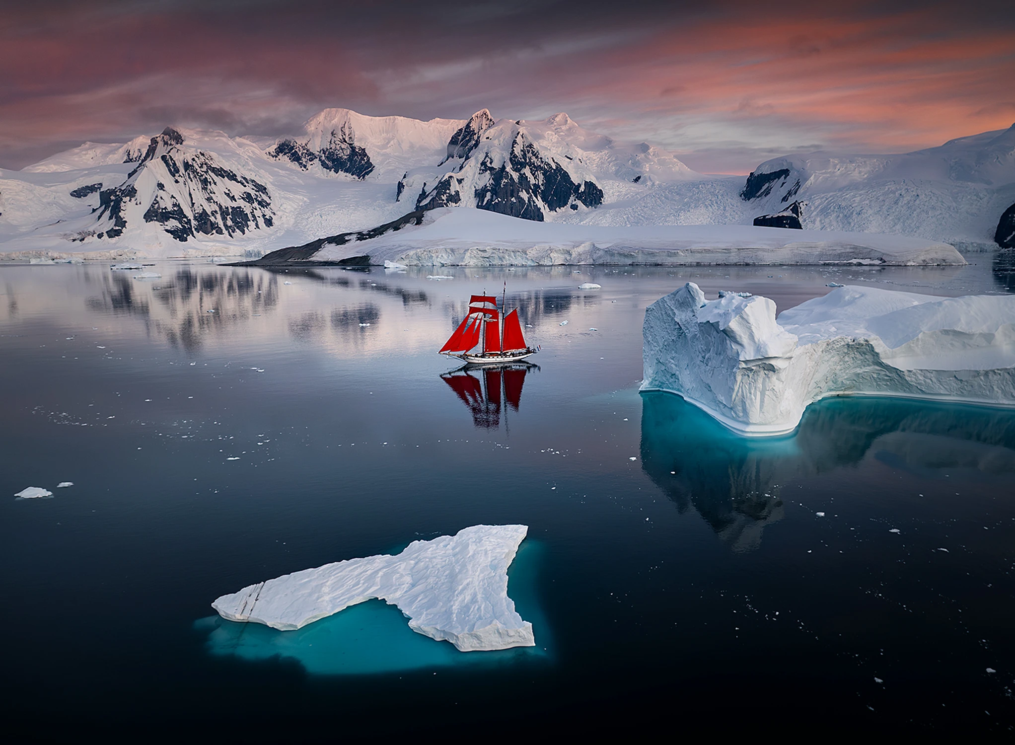 Szkuner Tolkien na wodach Oceanu Południowego na Antarktydzie