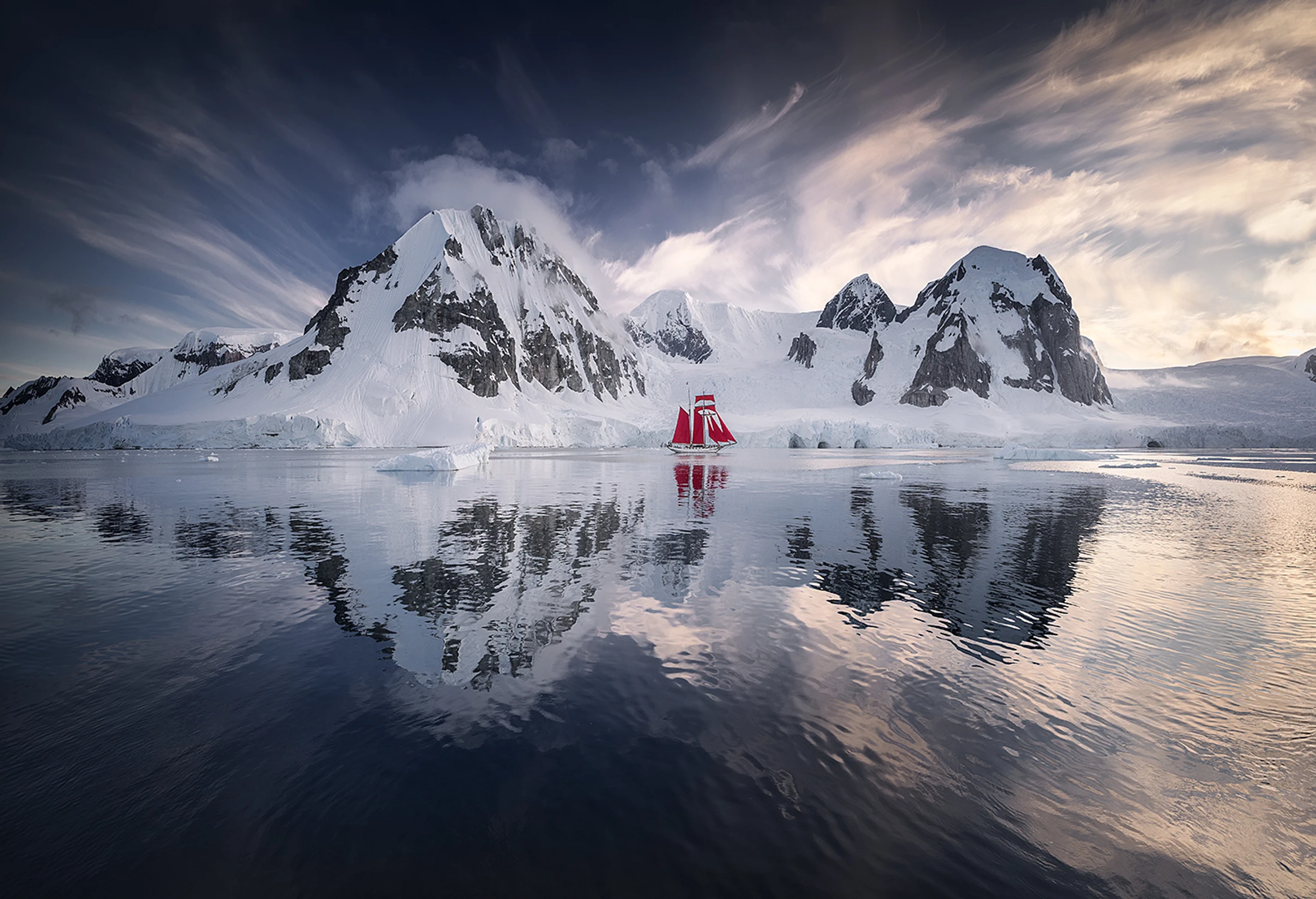 Jacht Tolkien w Cieśninie Gerlache