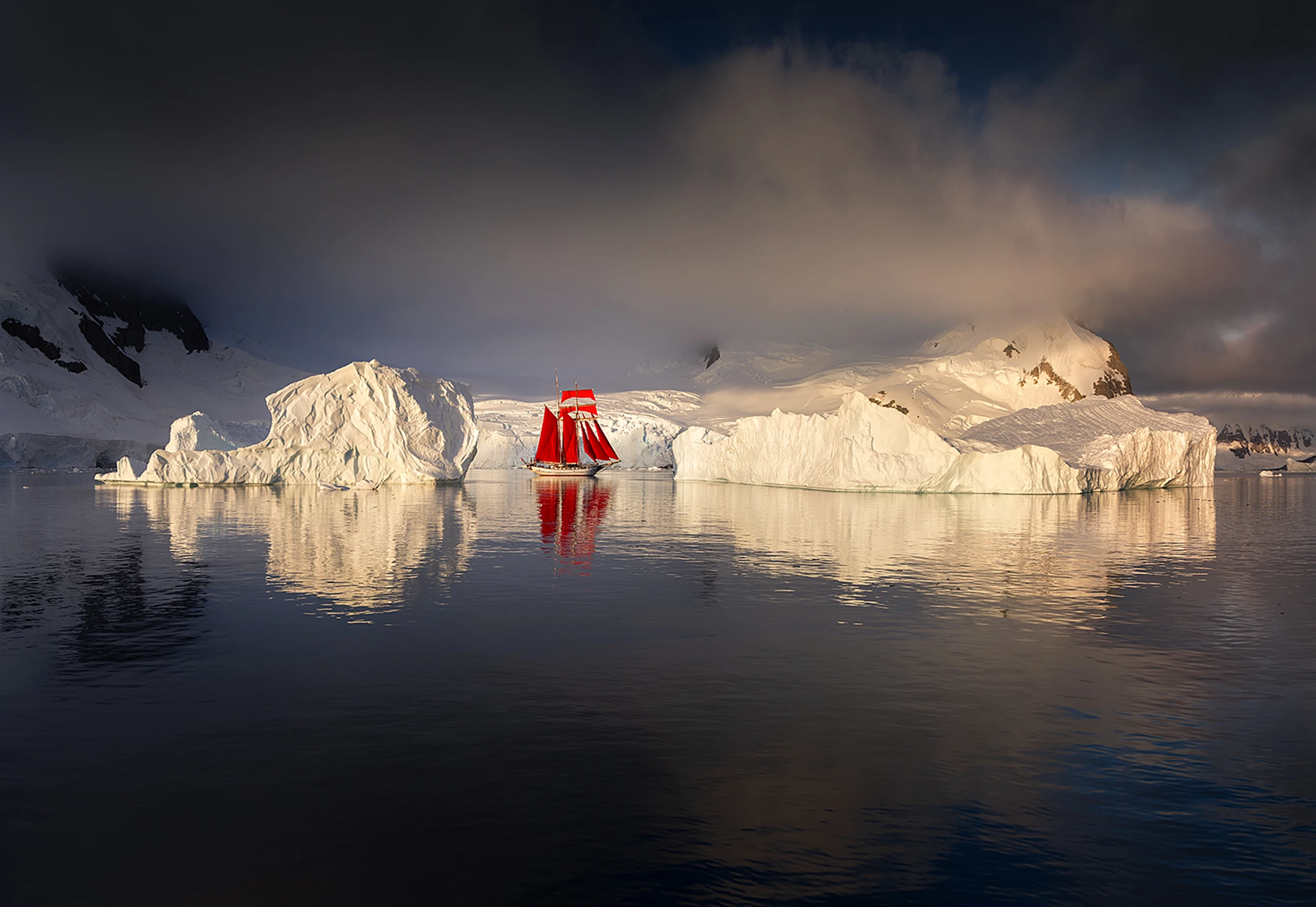 Szkuner Tolkien pośród gór lodowych