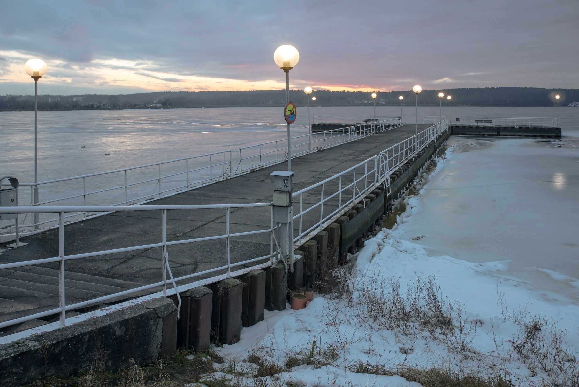 Molo na zamarzniętym zalewie