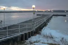 Molo na zamarzniętym zalewie