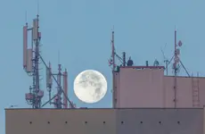 Nienaturalny satelita 2