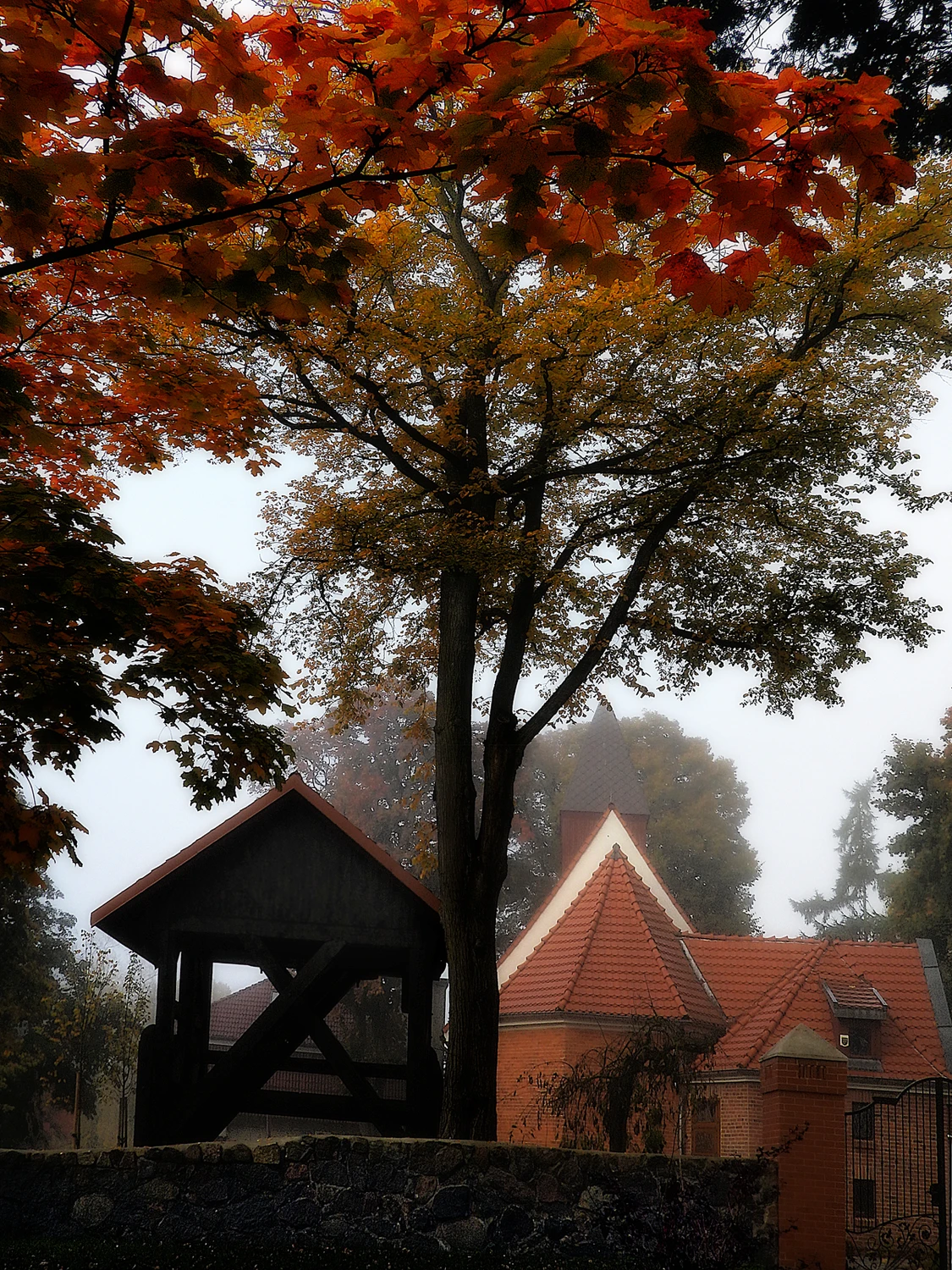 Jesienna oprawa kościółka