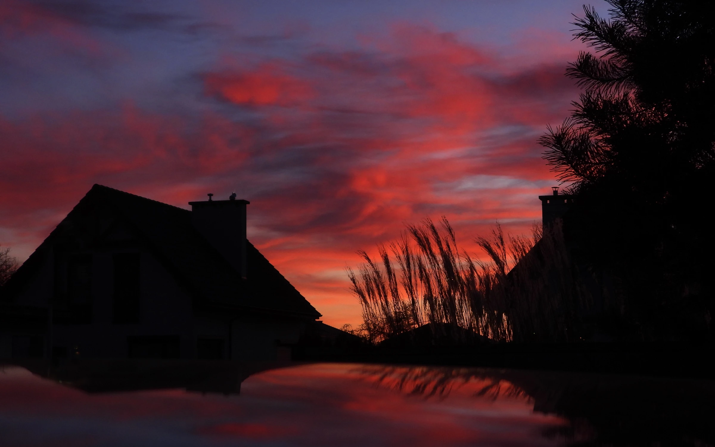 noc nadchodzi w czerwieni