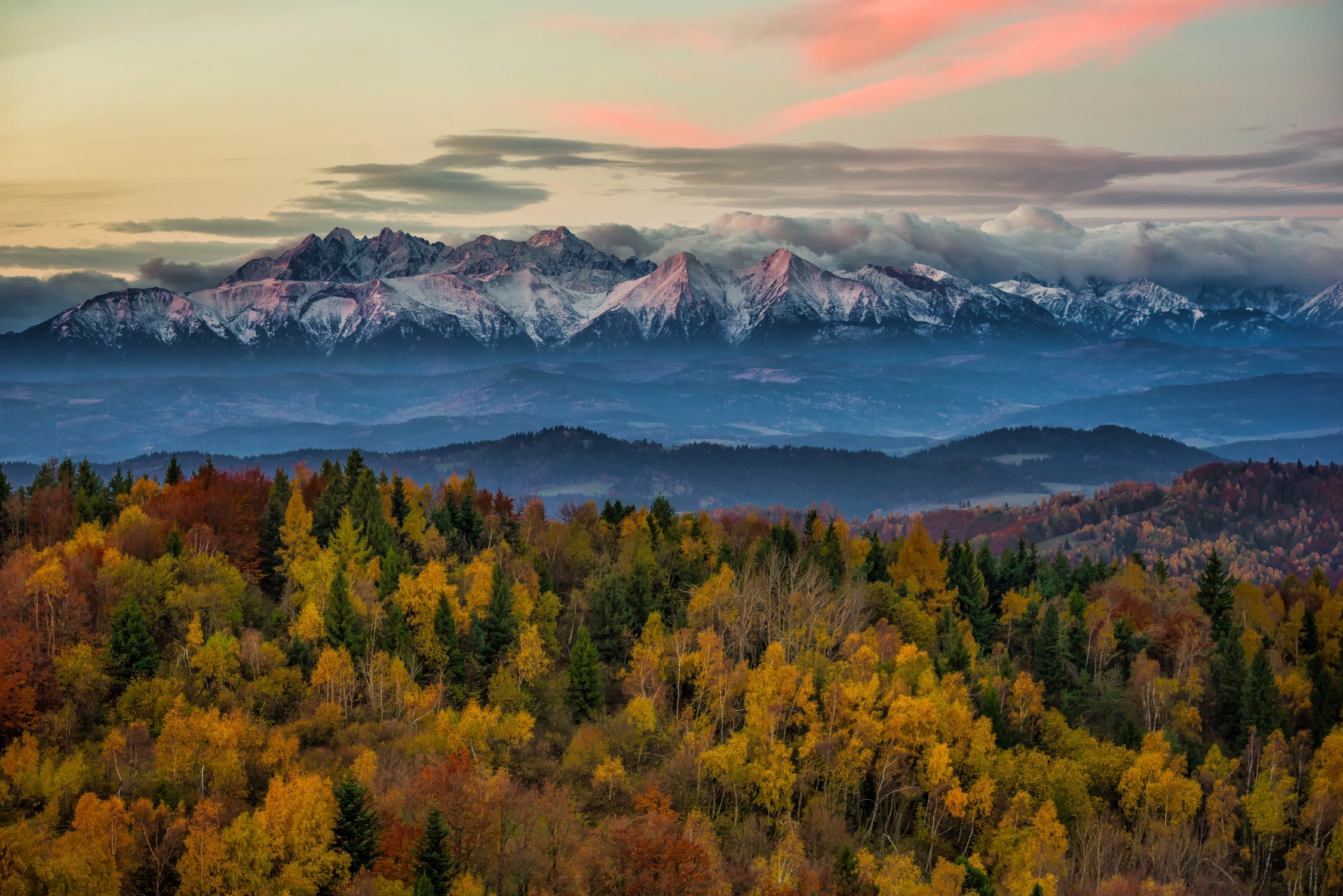 A w Tatrach halny...