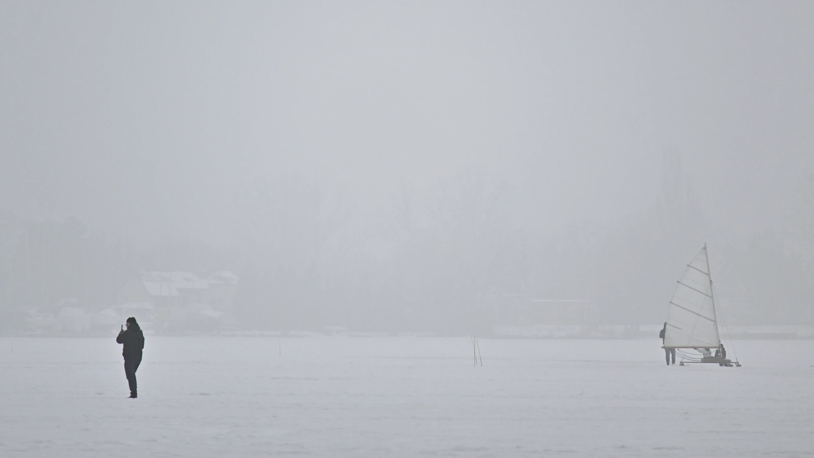 "Halo...! Serwis żagli?"