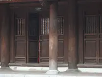 Zniknęła za drzwiami 