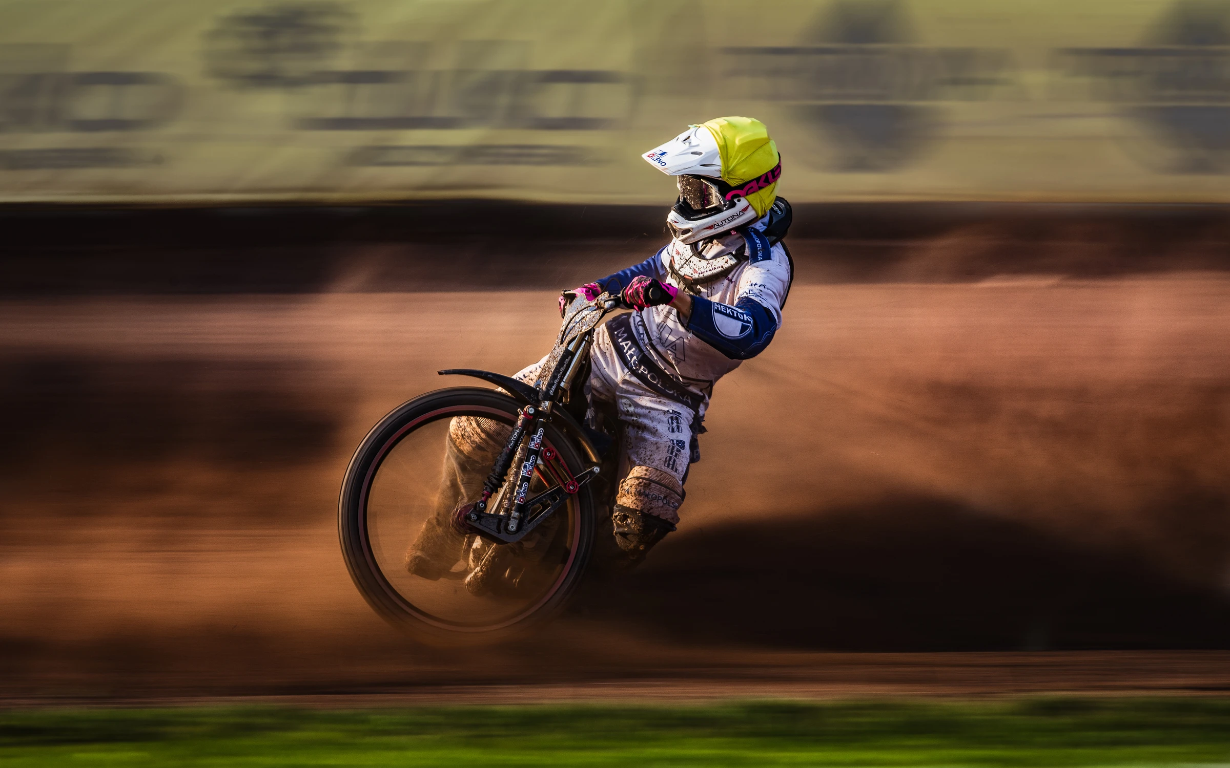 Światłem i kurzem otulony